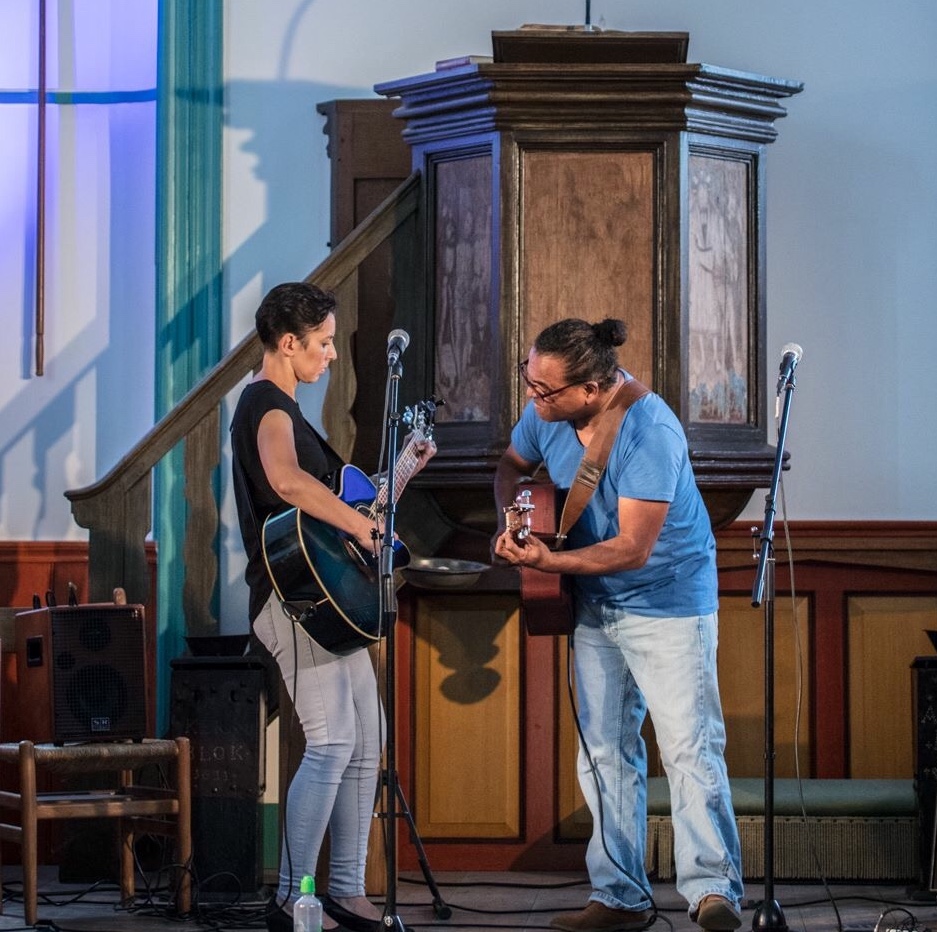 Duo Mirjam Pattiwael en Pieter Nanuru bij een optreden in een Gronings kerkje